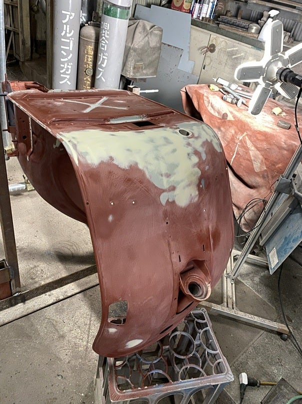 ベスパのボディを返して裏側を作業する様子